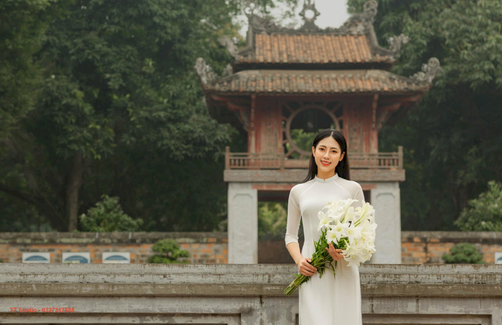 Rất nhiều các bạn trẻ đến Văn Miếu - Quốc Tử Giám để chụp